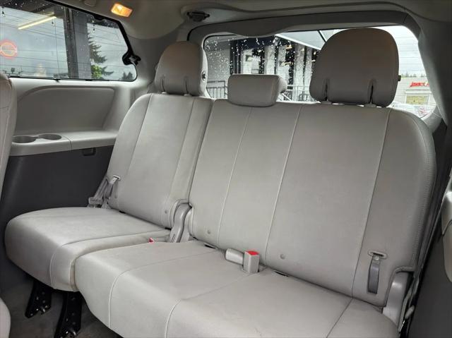 Photo of 2016 Silver Sky Metallic Toyota Sienna