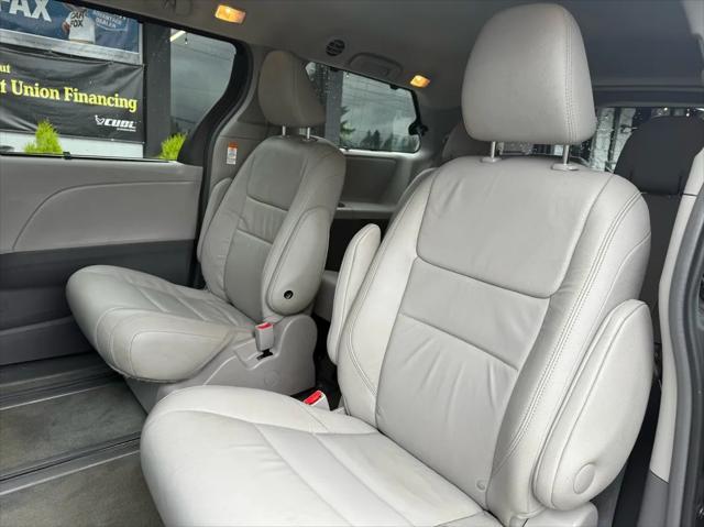 Photo of 2016 Silver Sky Metallic Toyota Sienna