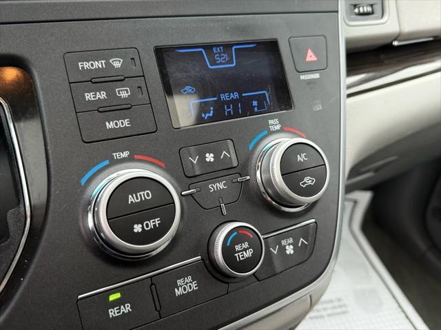 Photo of 2016 Silver Sky Metallic Toyota Sienna