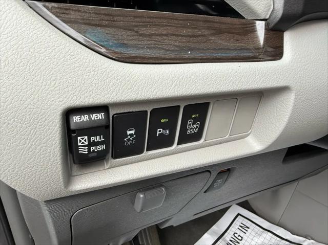 Photo of 2016 Silver Sky Metallic Toyota Sienna