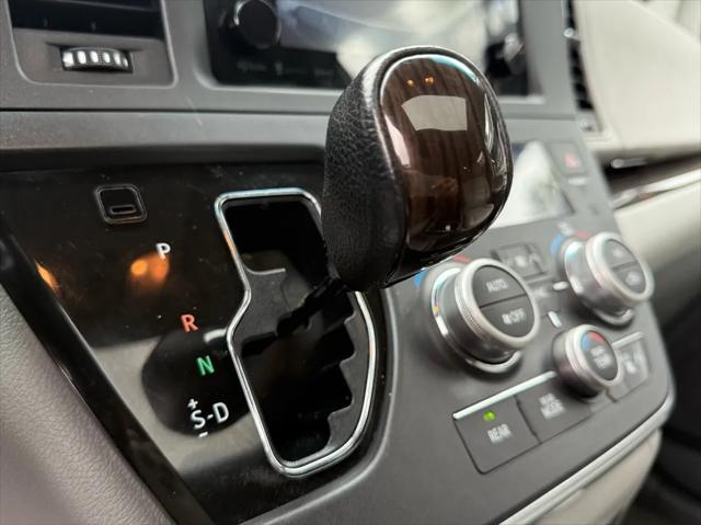 Photo of 2016 Silver Sky Metallic Toyota Sienna