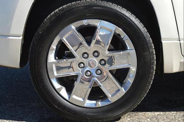 Photo of 2015 White Diamond Tricoat GMC Acadia
