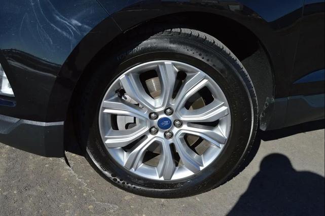 Photo of 2022 Agate Black Metallic Ford Edge