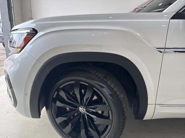 Photo of 2022 White Pearl Volkswagen Atlas Cross Sport