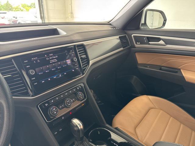 Photo of 2022 White Pearl Volkswagen Atlas Cross Sport