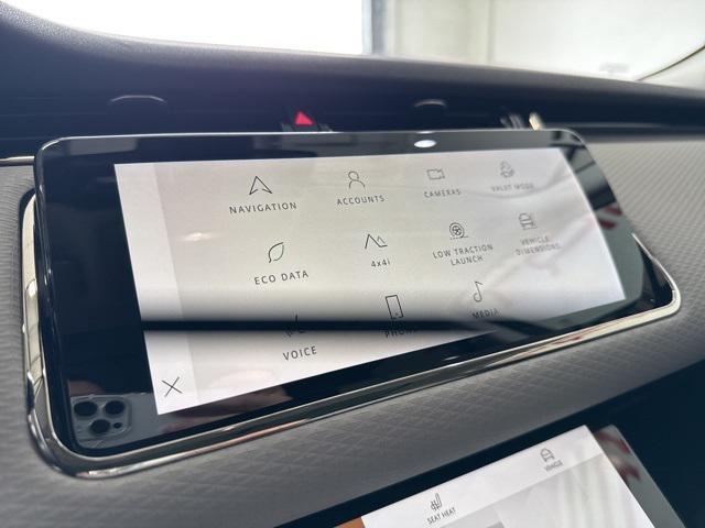 Photo of 2022 White Land Rover Range Rover Evoque