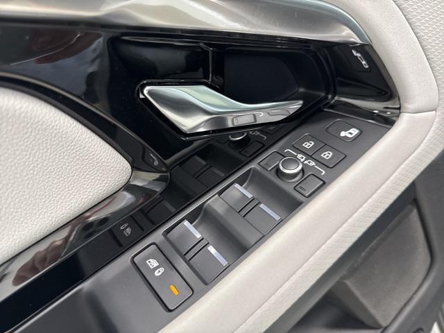 Photo of 2022 White Land Rover Range Rover Evoque
