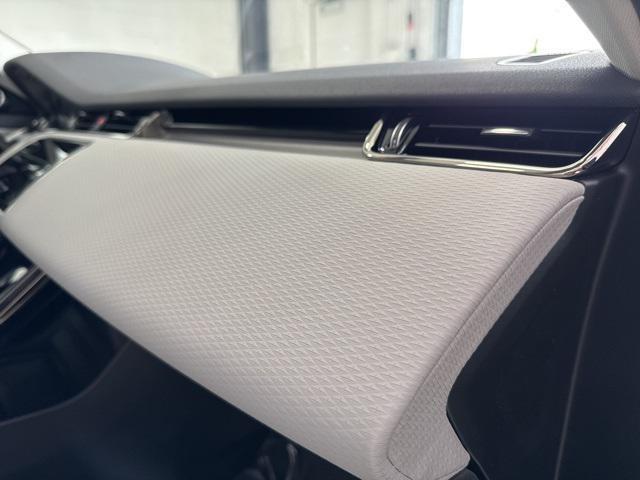 Photo of 2022 White Land Rover Range Rover Evoque
