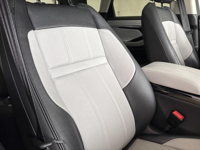 Photo of 2022 White Land Rover Range Rover Evoque