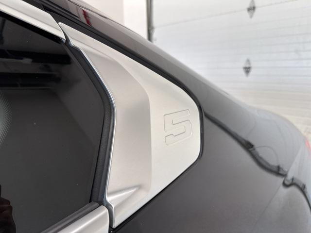Photo of 2025 Black Sapphire Metallic BMW i5