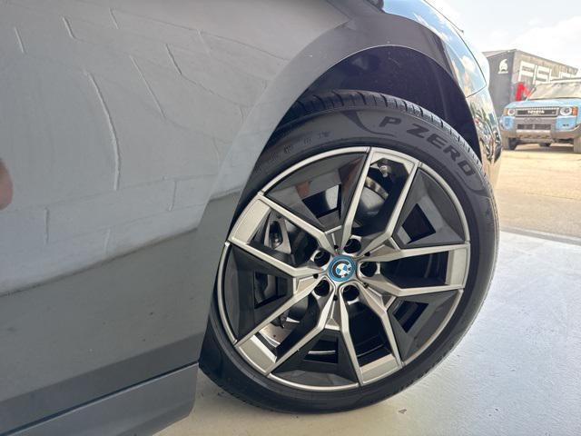 Photo of 2025 Black Sapphire Metallic BMW i5