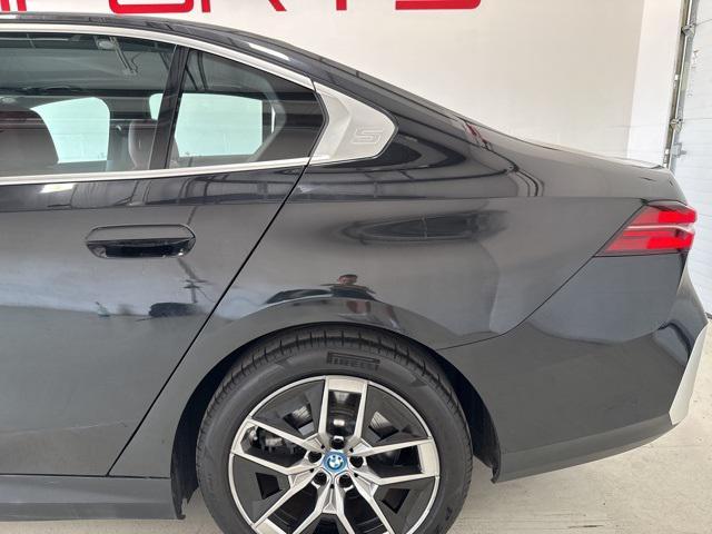 Photo of 2025 Black Sapphire Metallic BMW i5
