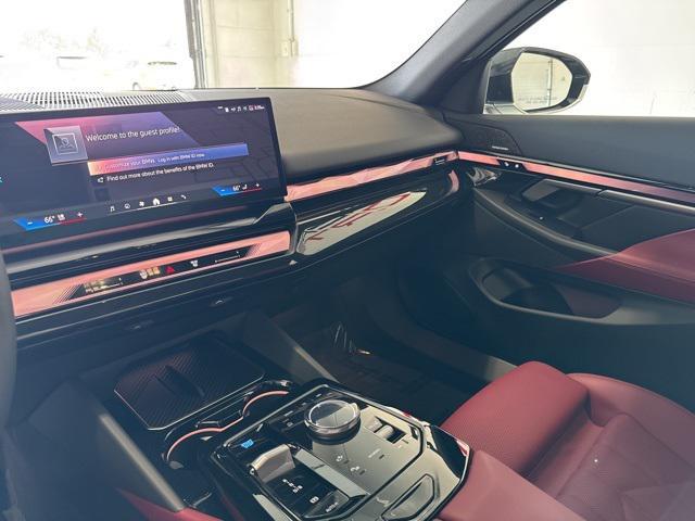 Photo of 2025 Black Sapphire Metallic BMW i5