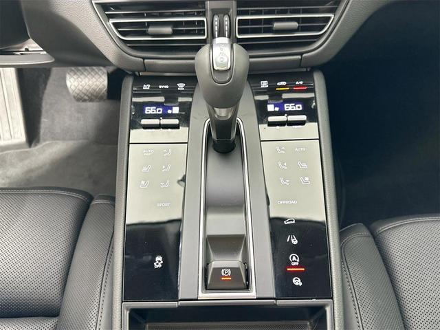 Photo of 2025 White Porsche Macan