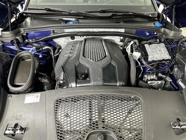 Photo of 2024 Gentian Blue Metallic Porsche Macan