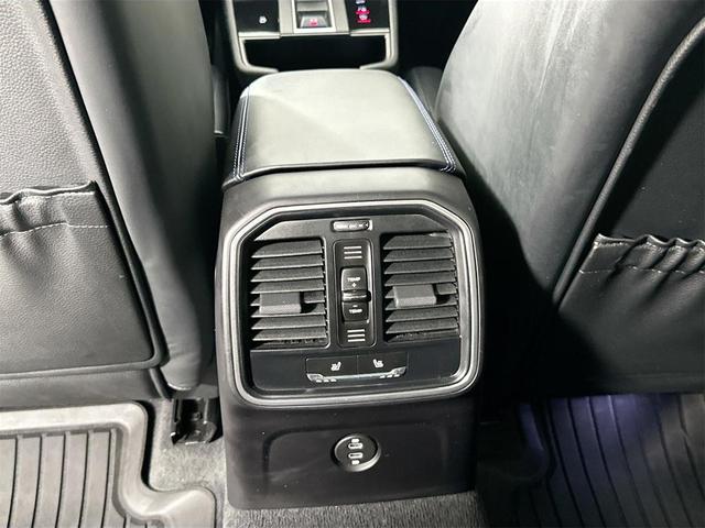 Photo of 2024 Gentian Blue Metallic Porsche Macan