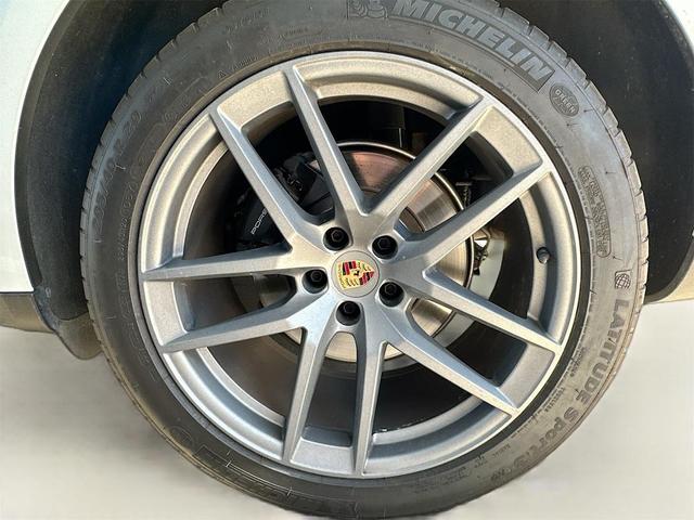 Photo of 2025 White Porsche Macan