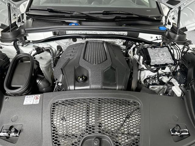 Photo of 2025 White Porsche Macan