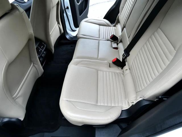 Photo of 2021 White Land Rover Discovery Sport