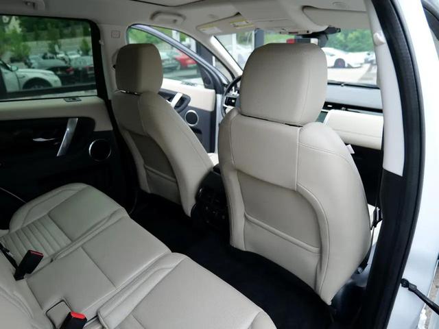 Photo of 2021 White Land Rover Discovery Sport