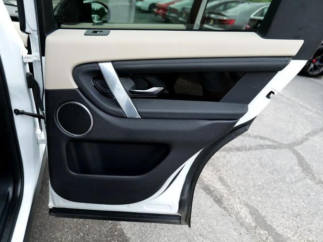 Photo of 2021 White Land Rover Discovery Sport
