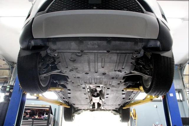 Photo of 2021 White Land Rover Discovery Sport