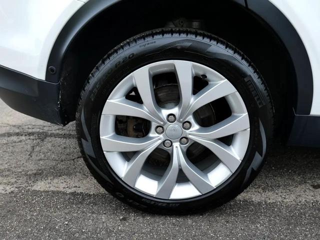 Photo of 2021 White Land Rover Discovery Sport