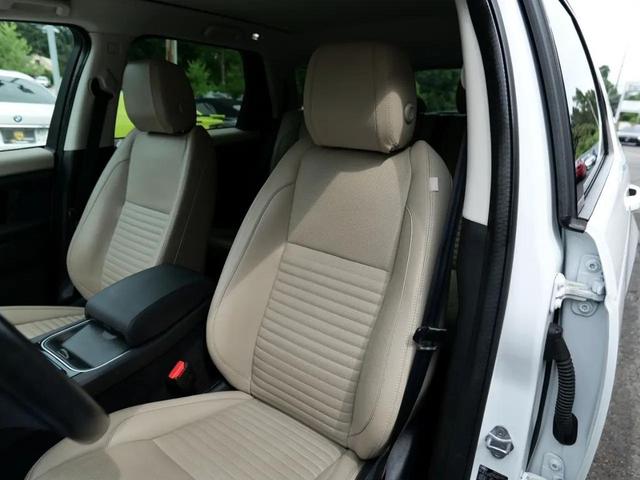 Photo of 2021 White Land Rover Discovery Sport