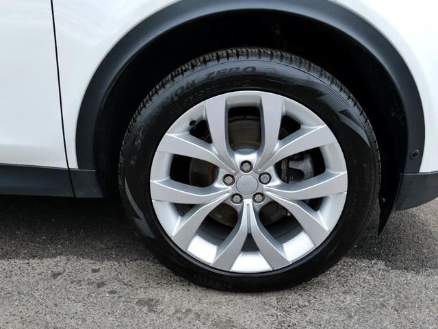 Photo of 2021 White Land Rover Discovery Sport