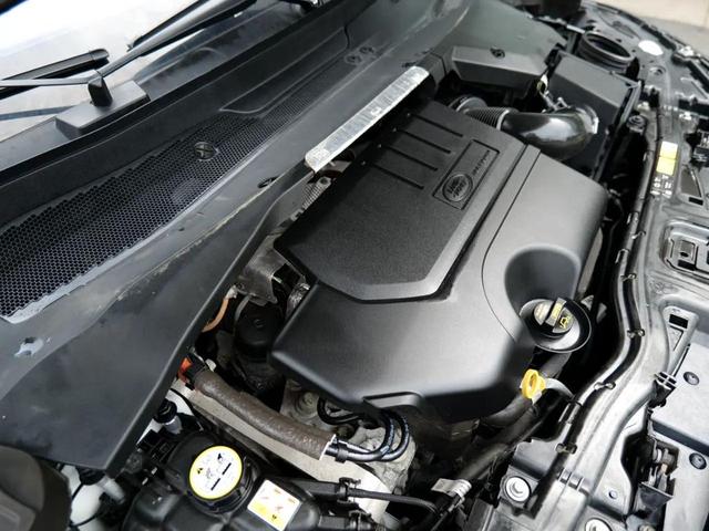 Photo of 2021 White Land Rover Discovery Sport