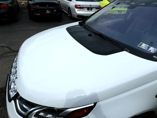 Photo of 2021 White Land Rover Discovery Sport