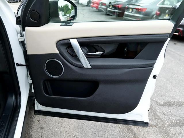 Photo of 2021 White Land Rover Discovery Sport