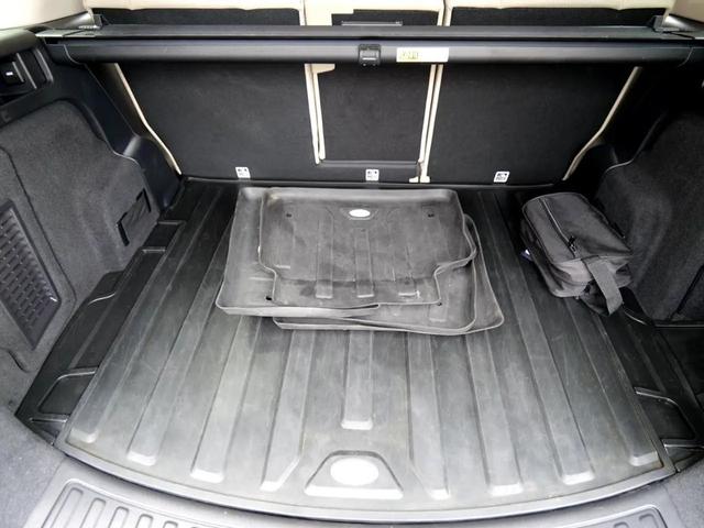 Photo of 2021 White Land Rover Discovery Sport