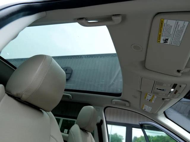 Photo of 2021 White Land Rover Discovery Sport