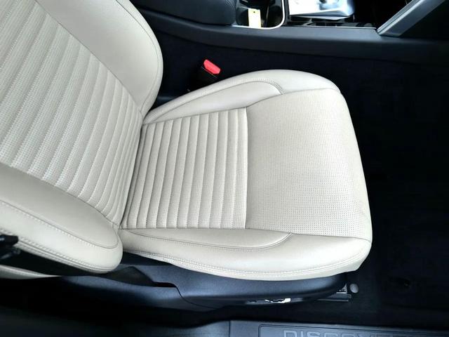 Photo of 2021 White Land Rover Discovery Sport