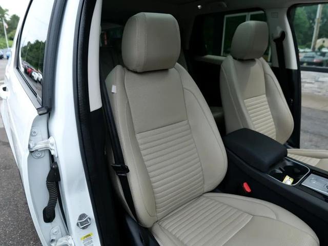 Photo of 2021 White Land Rover Discovery Sport