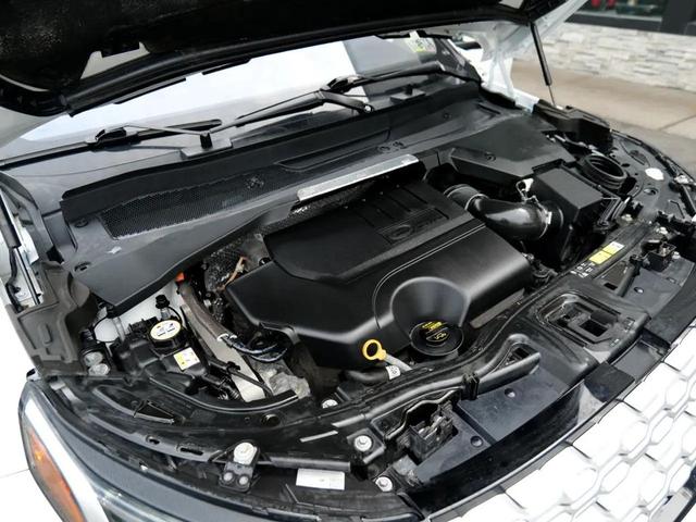 Photo of 2021 White Land Rover Discovery Sport