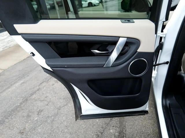 Photo of 2021 White Land Rover Discovery Sport