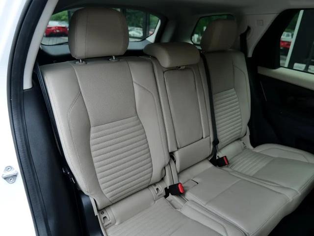 Photo of 2021 White Land Rover Discovery Sport