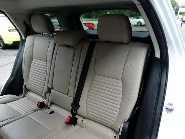 Photo of 2021 White Land Rover Discovery Sport
