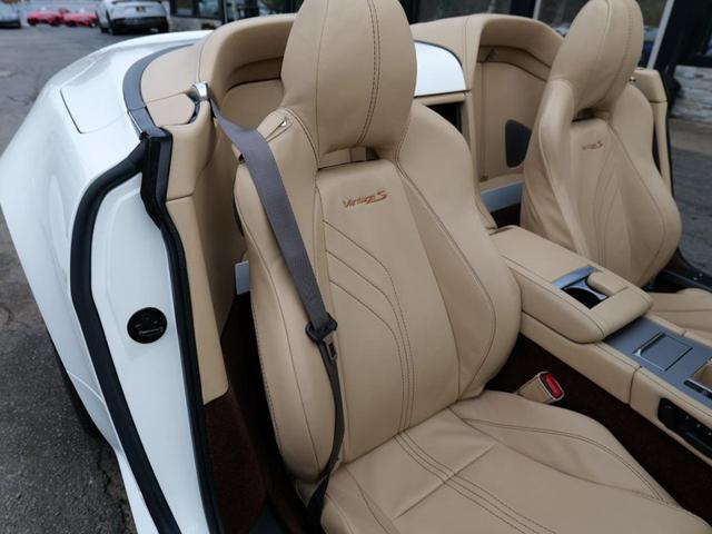Photo of 2015 White Aston Martin V8 Vantage