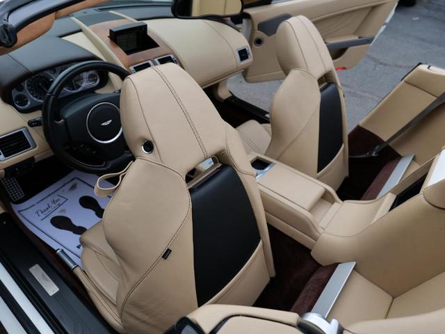 Photo of 2015 White Aston Martin V8 Vantage