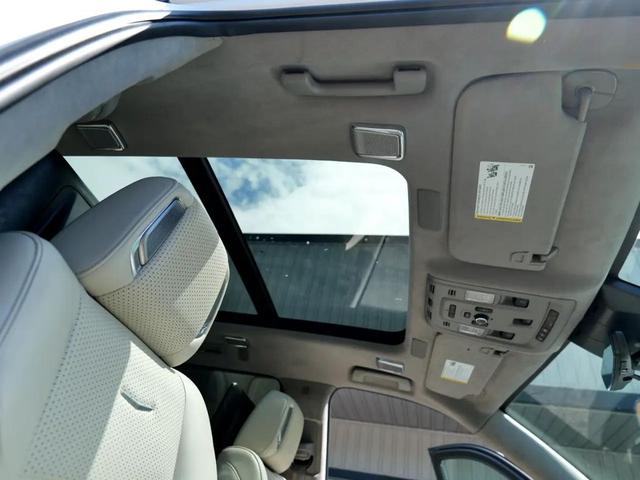 Photo of 2021 Crystal White Tricoat Cadillac Escalade