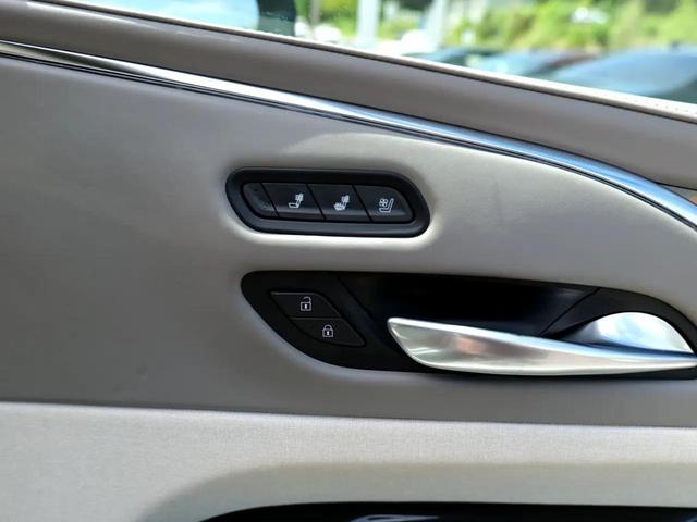 Photo of 2021 Crystal White Tricoat Cadillac Escalade