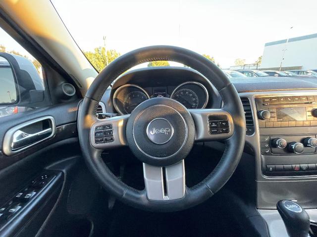 Photo of 2013 White Jeep Grand Cherokee