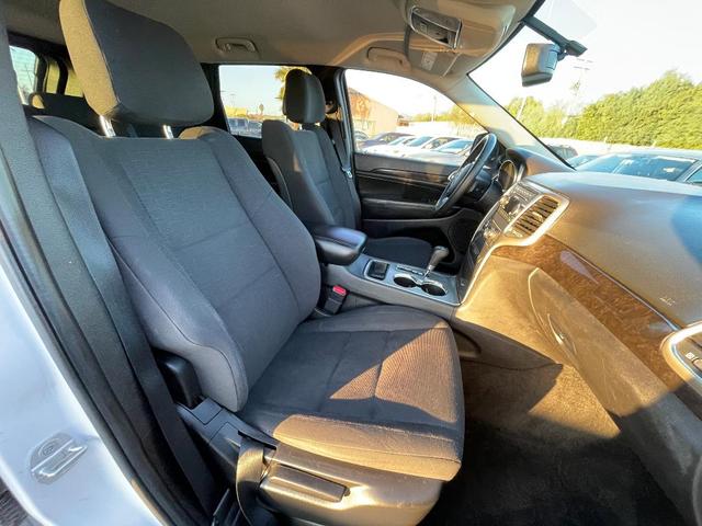 Photo of 2013 White Jeep Grand Cherokee