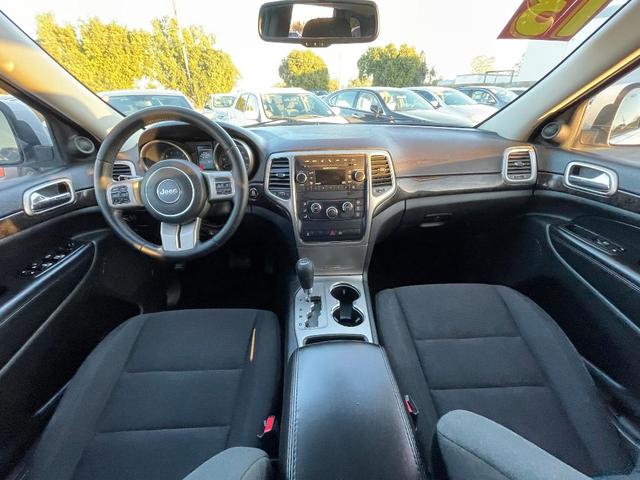 Photo of 2013 White Jeep Grand Cherokee