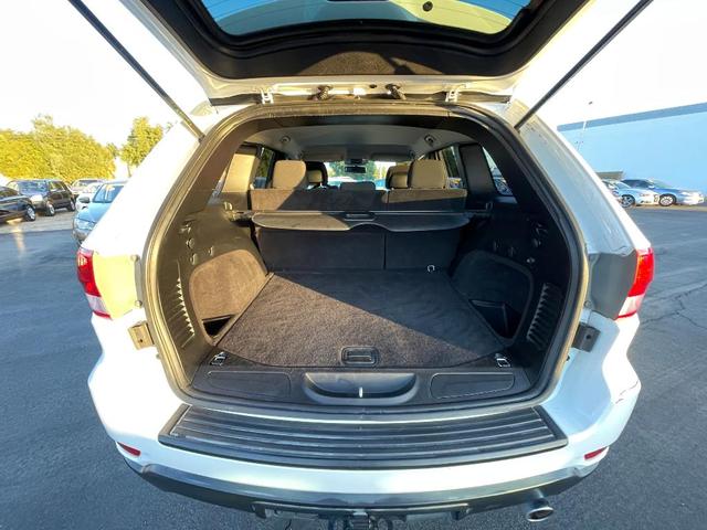 Photo of 2013 White Jeep Grand Cherokee