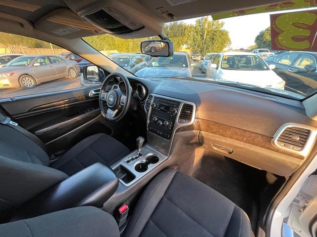 Photo of 2013 White Jeep Grand Cherokee