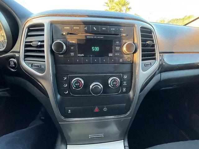 Photo of 2013 White Jeep Grand Cherokee